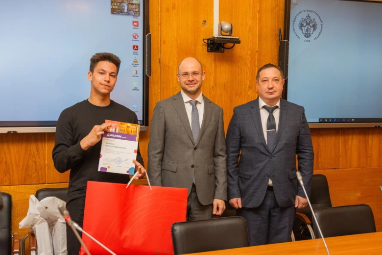 На фото: Олимпиада-2024. Победитель прошлогодней олимпиады Вячеслав Илюшин стал студентом бакалавриата Иудейской теологии.