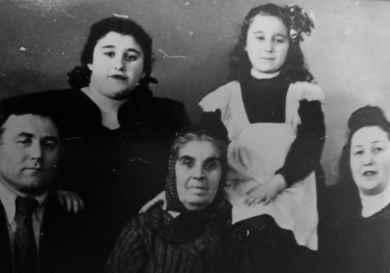 Дедушка Пинхос, прабабушка Хава Яковлевна, бабушка Бетя, тетя Таня и Фаина – первоклассница. 1 сентября 1952 г. 