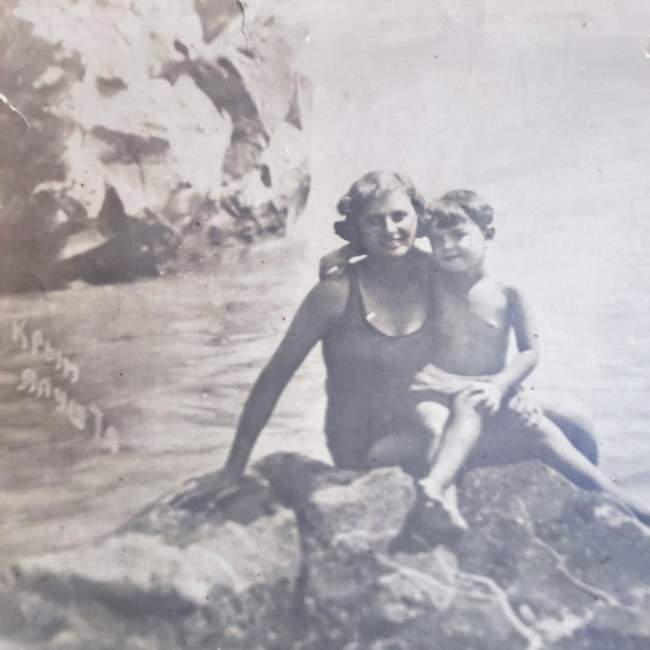 Ревекка Полякова с Рэмой в Крыму. 1934. Фото из архива семьи Поляковых