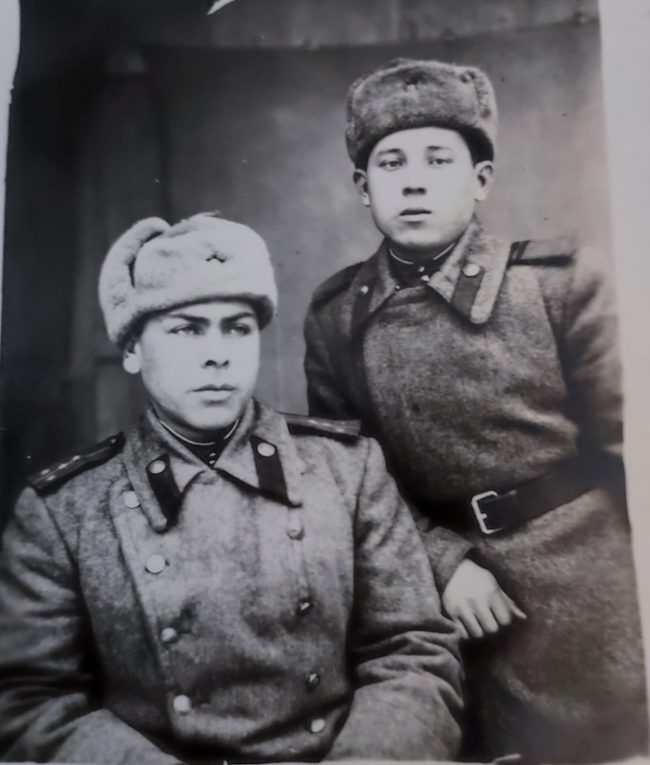 Илья Поляков с однополчанином. Фото из архива семьи Поляковых