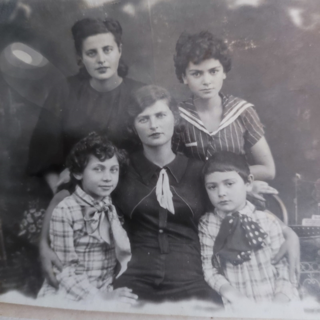 Стоят Соня и Рэма, сидят Муся, Ревекка Полякова (мама девочек) и Тамара. Андижан, 1944. Фото из архива семьи Поляковых  