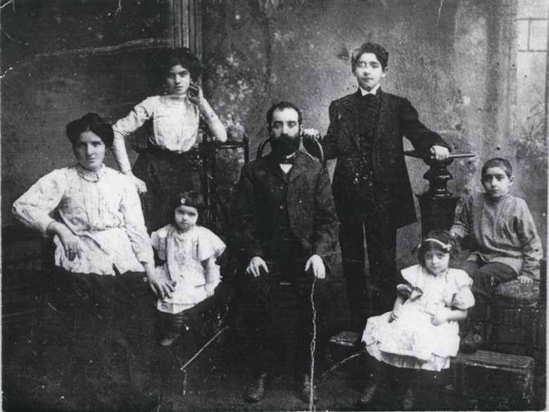 Семья Шустер. Юзовка. 1907. Иосиф Шустер –крайний справа