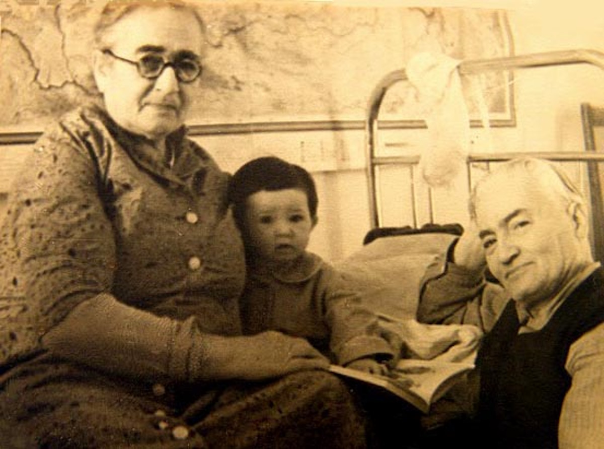 Дина и Григорий Григоровы со старшей внучкой Ириной. 1962