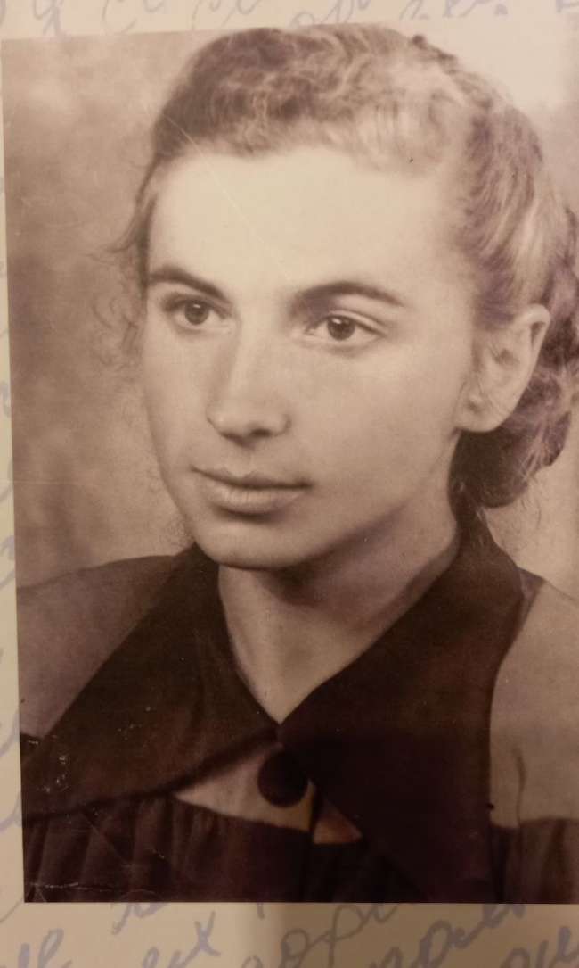 Фото с обложки этой книги: Нора Хаимовна в молодости