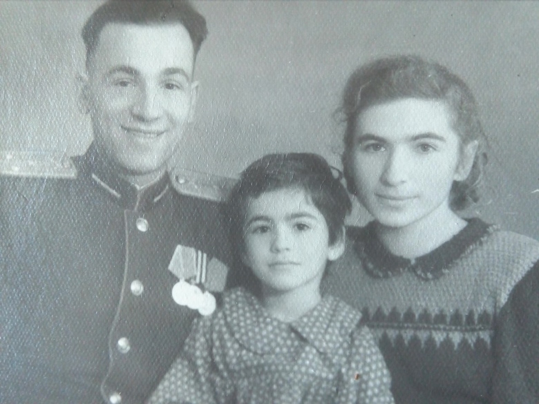 Нора Хаимовна с мужем и маленькой дочкой Еленой. 1952 или начало 1953 