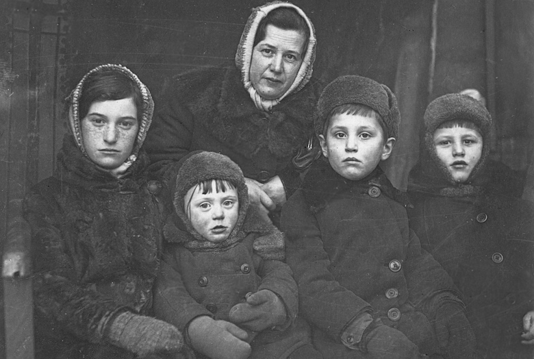 Нина Наумовна Гиршова (1904&ndash;1981), слева ее дети &mdash; Софья (1927&ndash;2007) и Евгений (1937 г. р.), справа &mdash; племянники Владимир (1932&ndash;2020) и Борис (1933&ndash;2018). Снимок сделан в декабре 1941-го, на Петроградской стороне