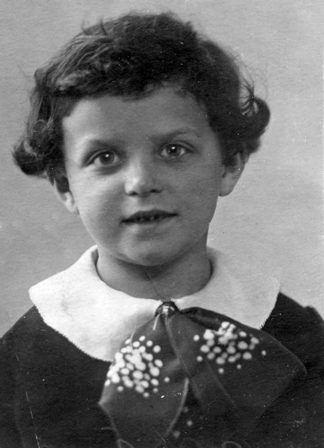 Люсе 7 лет. 1938 год. Ленинград &mdash; город ее счастливого детства, куда она всегда мечтала вернуться