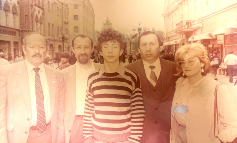 Проводы в Израиль. Аркадий и Борис Фельдманы, сын Бориса, его двоюродные брат и сестра. 1991