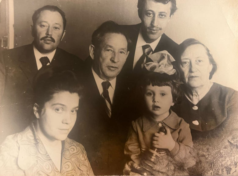 Фельдманы: братья Аркадий и Борис, их родители Илья и Елизавета, жена и дочь Бориса &ndash; Тамара и Юля. 1970-е