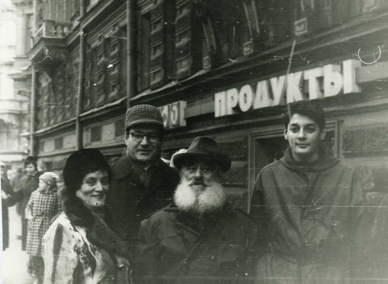 Израиль Абрамович Барон с тестем равом Авромом бен Шмарйогу-Йегуда-Лейб, женой Хиной-Мусей (Генриеттой) и старшим сыном Львом на Невском проспекте. Ленинград
