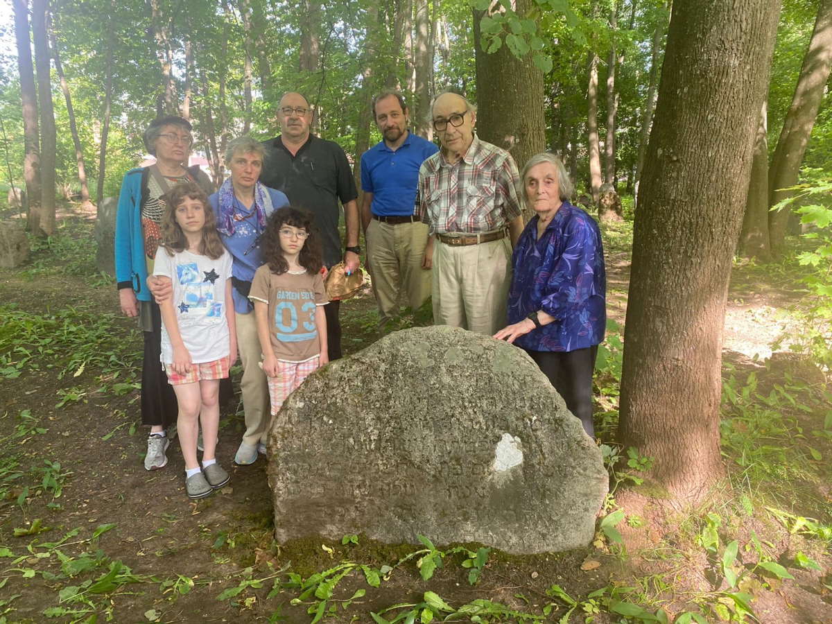 2022 год, Израиль Абрамович с семьей в Прейли на могиле своего предка &ndash; Исроэля-Зеева бен Барух-Моше Швалба, умершего в 1915 году в возрасте 117 лет (а жена его умерла в 115 лет).