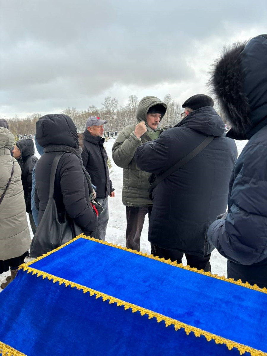 На похоронах Израиля Абрамовича Барона. Сын Лев совершает обряд &laquo;криа&raquo; - разрывание одежды в знак скорби.