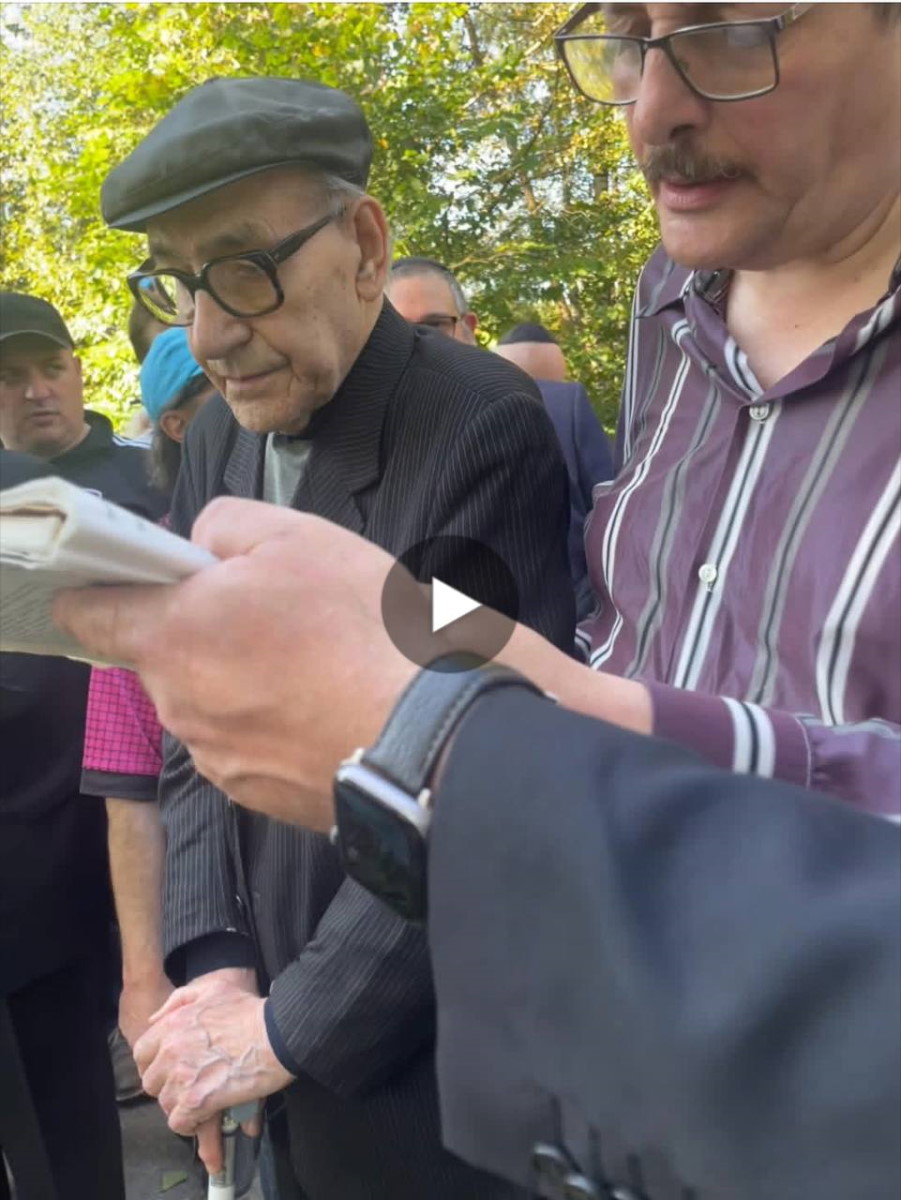 Израиль Абрамович на похоронах жены Генриетты. Сентябрь 2025