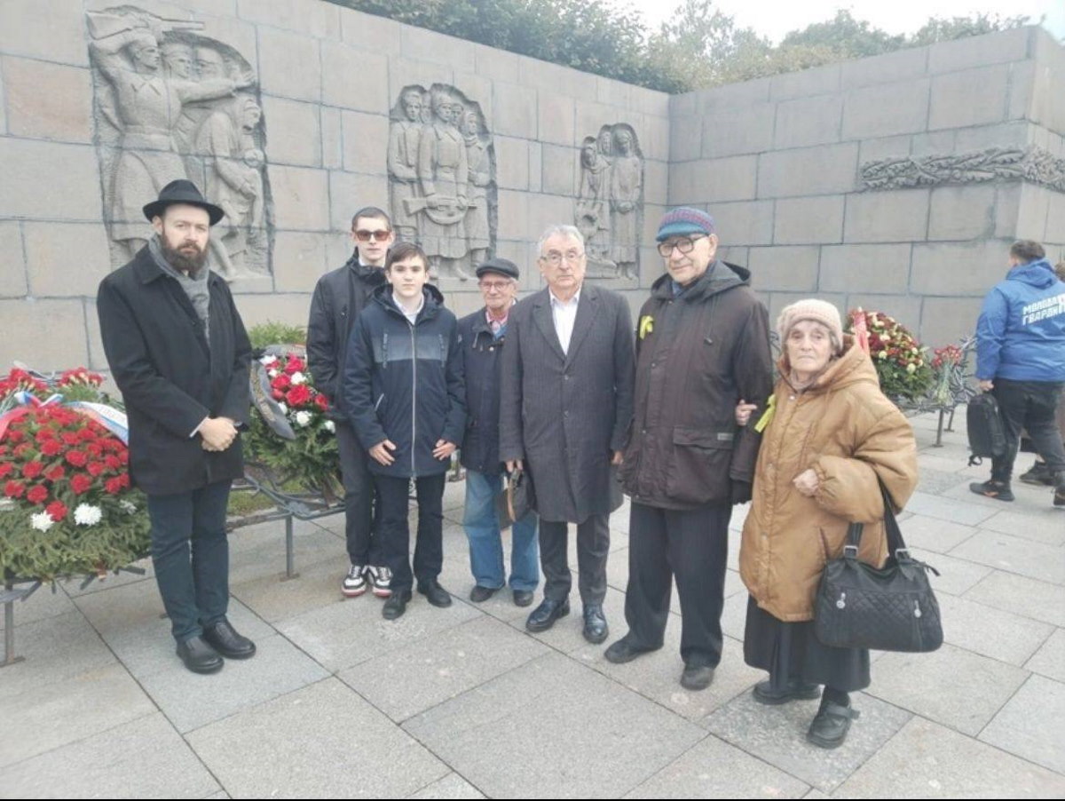 Возложение венков на Пискаревском мемориальном кладбище