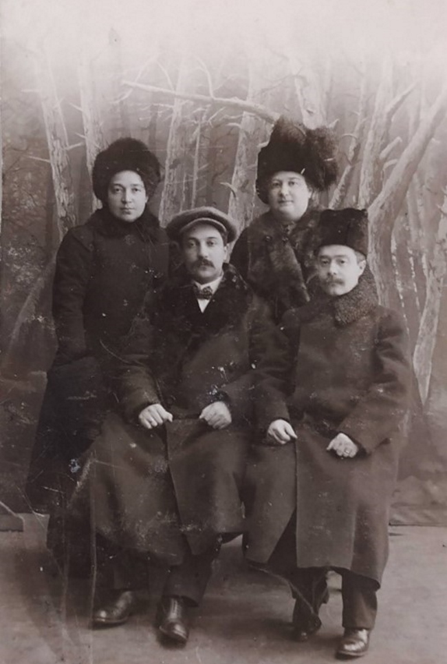 &nbsp; А. Ю. Нейфах &ndash; справа внизу, за ним во втором ряду его супруга Либа Шлюмовна