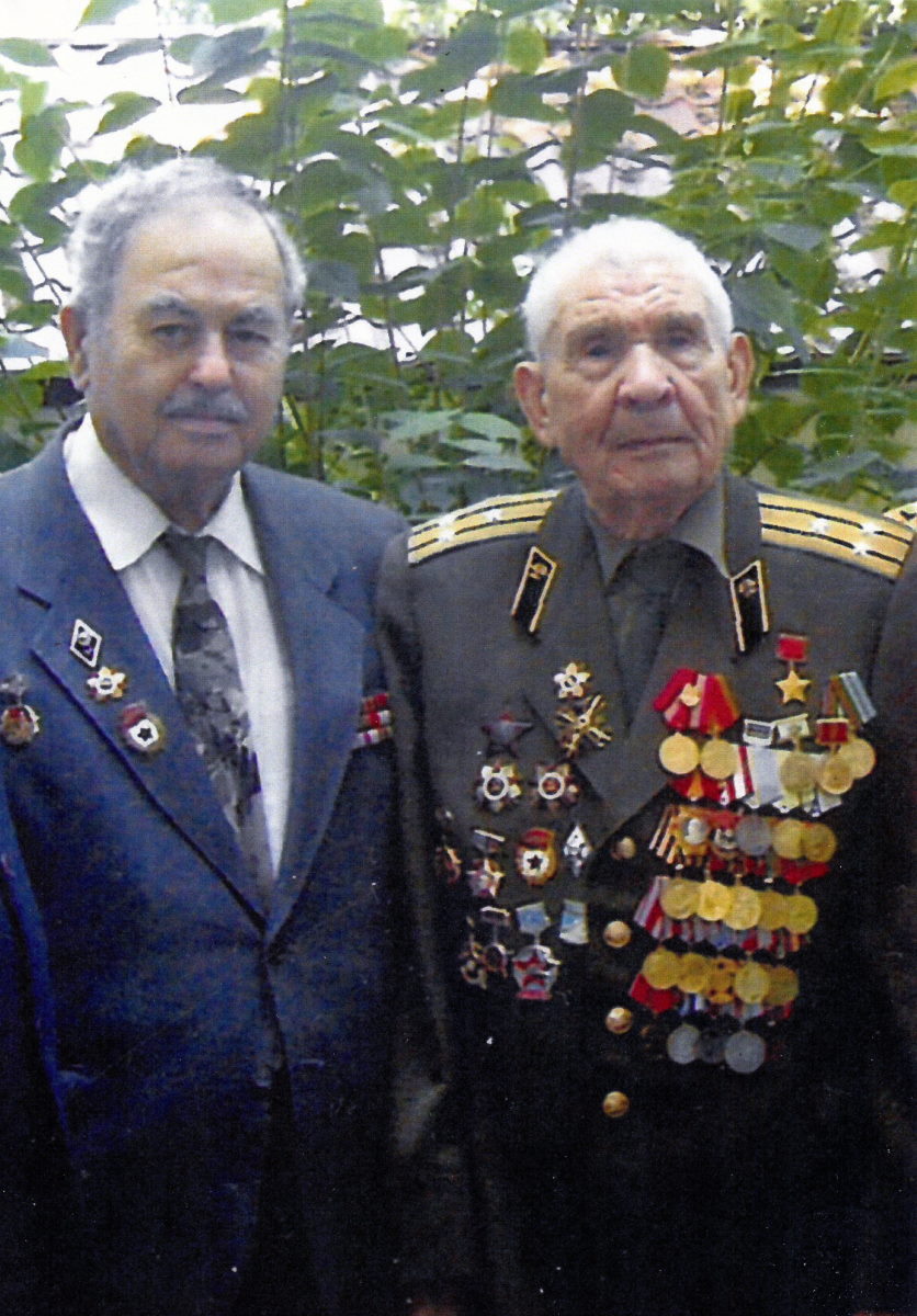 Семен Яковлевич Хайт справа
