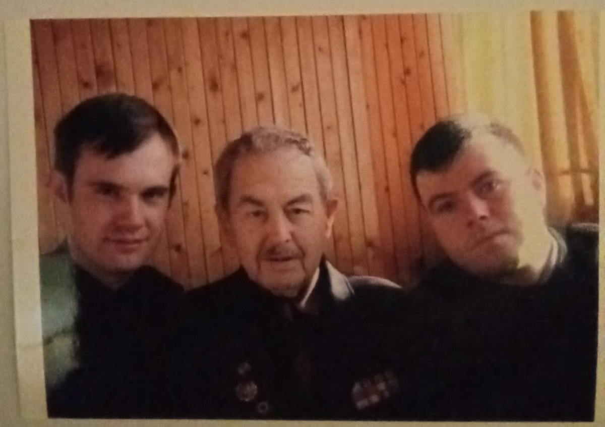 Семен Яковлевич с внуками, старшим Яковом и младшим Виталием