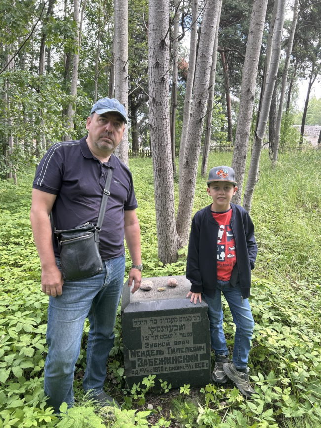 Александр у памятника прадеда