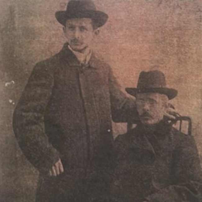 Иосиф-Хаим Бокштейн (в кресле) и его сын Яков. Москва. 1903
