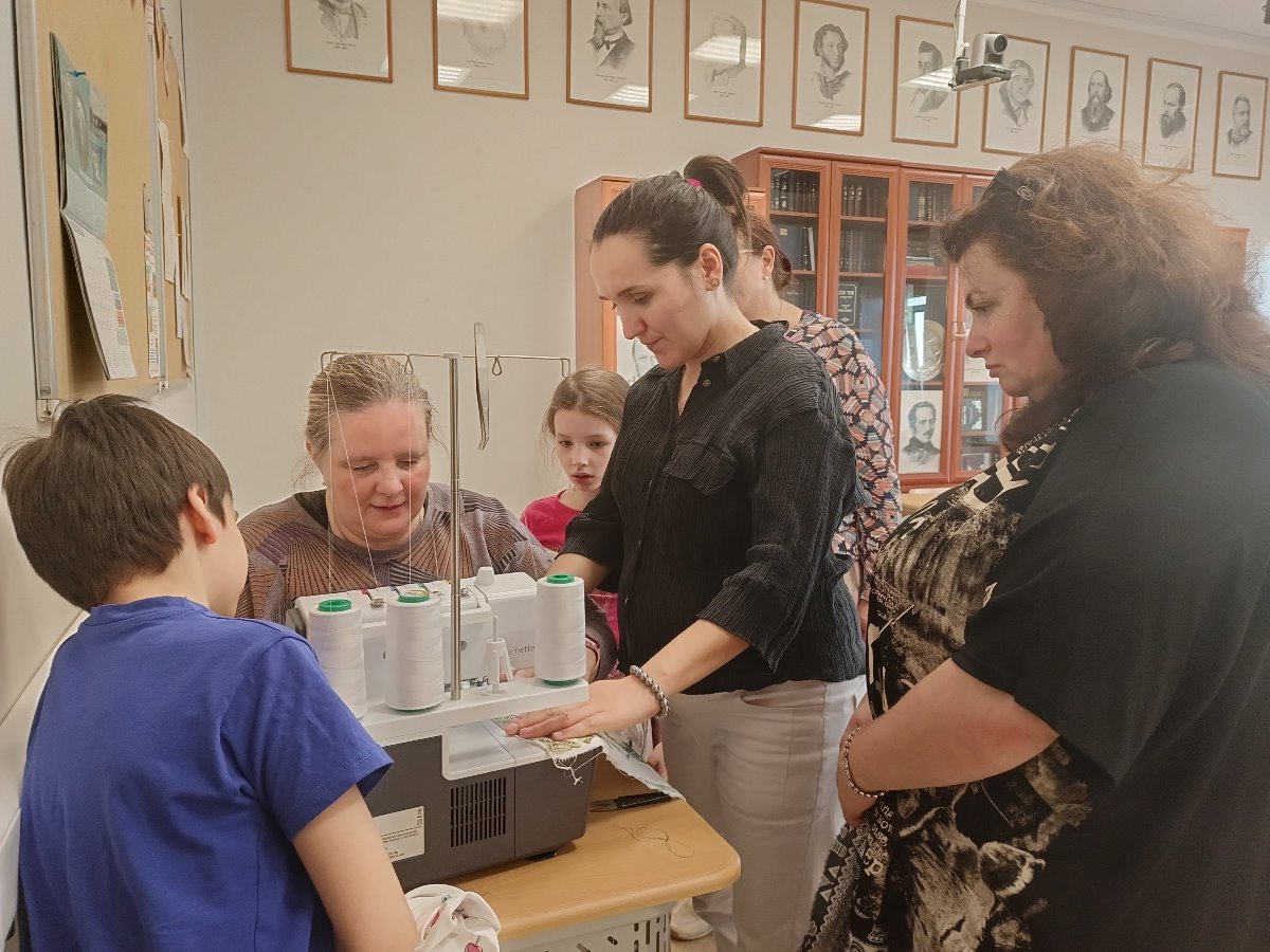 В еврейской школе Шамир открылась швейная мастерская