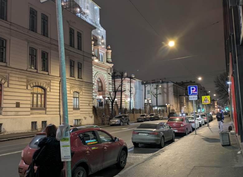 Вот так теперь выглядит фасад Синагоги после наступления темноты: светлый, яркий и праздничный.