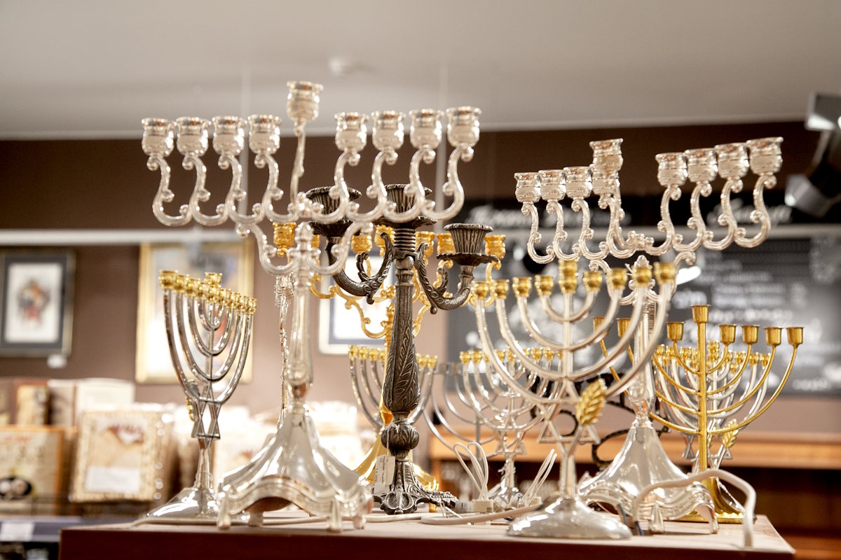 В магазине Кошер продаются товары к Хануке 2025 г