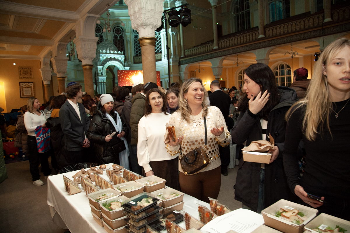 В Петербурге торжественно отпраздновали Хануку