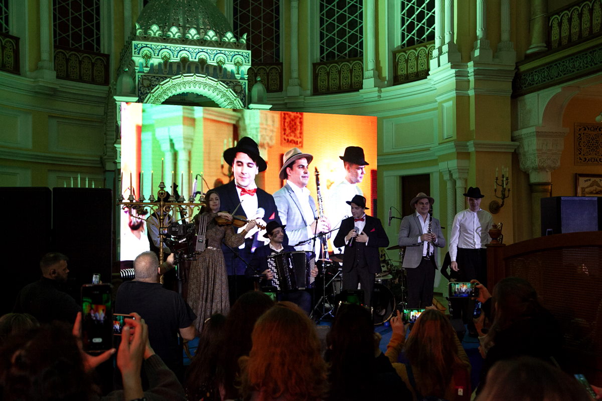 В Петербурге торжественно отпраздновали Хануку