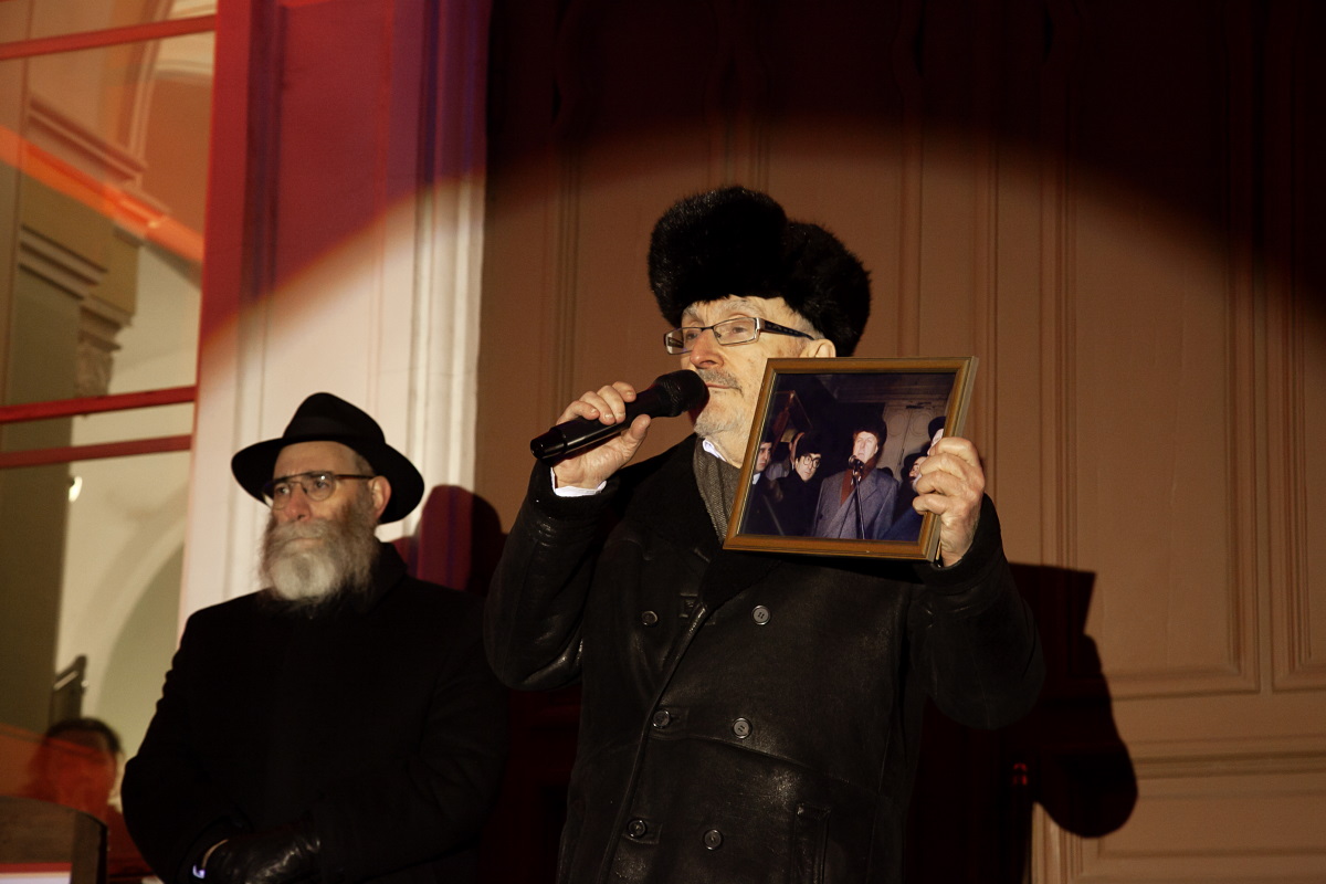 Главный раввин Петербурга М. М. Певзнер и председатель общины М. Д. Грубарг приветствуют собравшихся и поздравляют всех с Ханукой