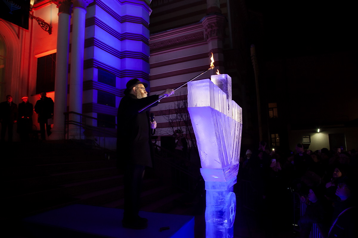 В Петербурге торжественно отпраздновали Хануку