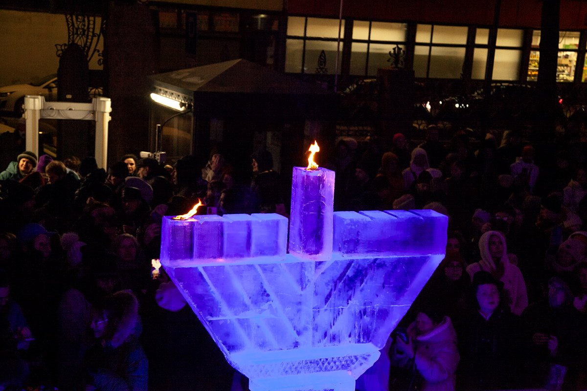 В Петербурге торжественно отпраздновали Хануку