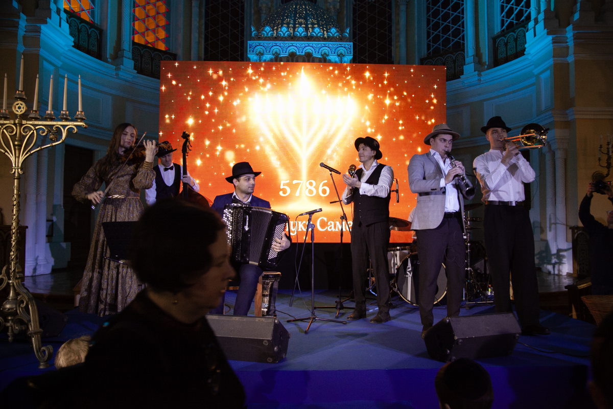 В Петербурге торжественно отпраздновали Хануку