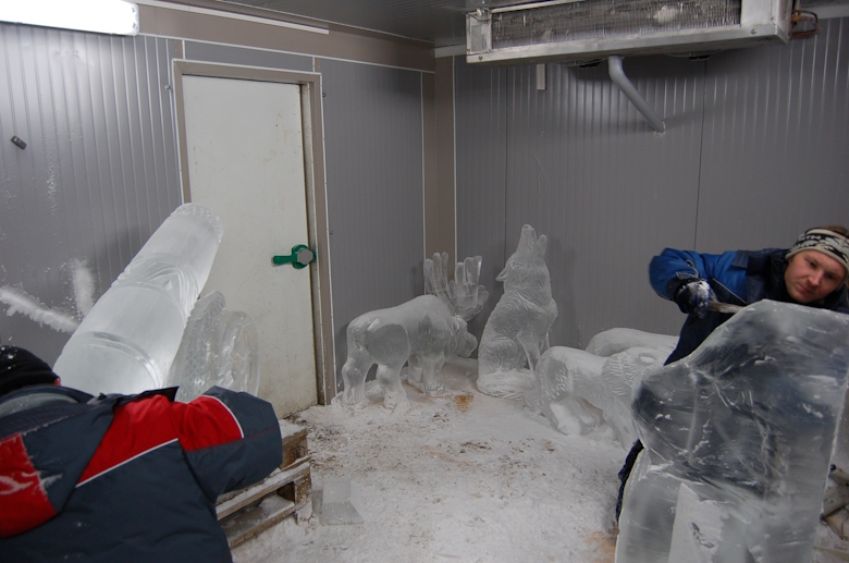 Фото из мастерской. Мастер вручную обрабатывает блоки сначала электропилой, потом стамесками