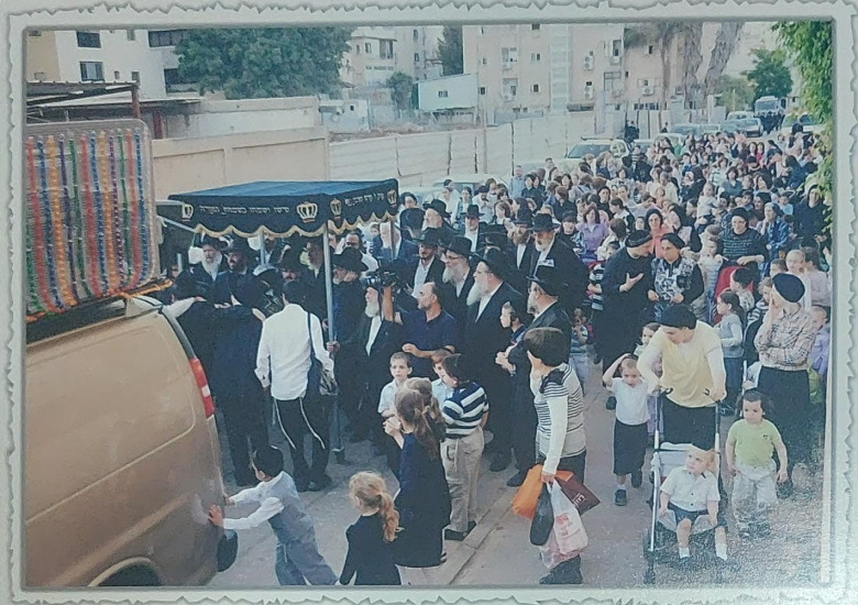 Внесение свитка Торы. Бней-Брак. 2012 г.