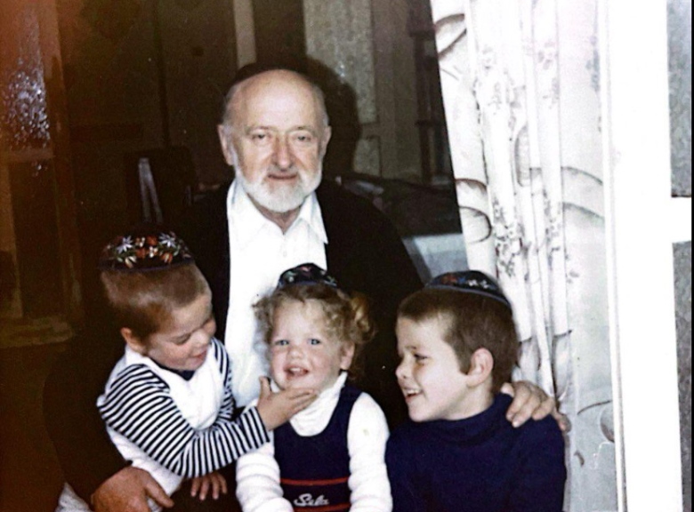 Натан Гинцберг с внуками Менди, Зуше и Шаулем Бруком