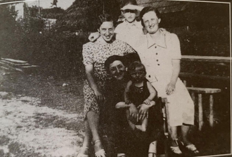 Мама Натана Лейба &ndash; Йохевед (на переднем плане, держит внучку). За ней &mdash; ее дочки Батя и Малка, на заднем плане &ndash; сын Натан Лейб.