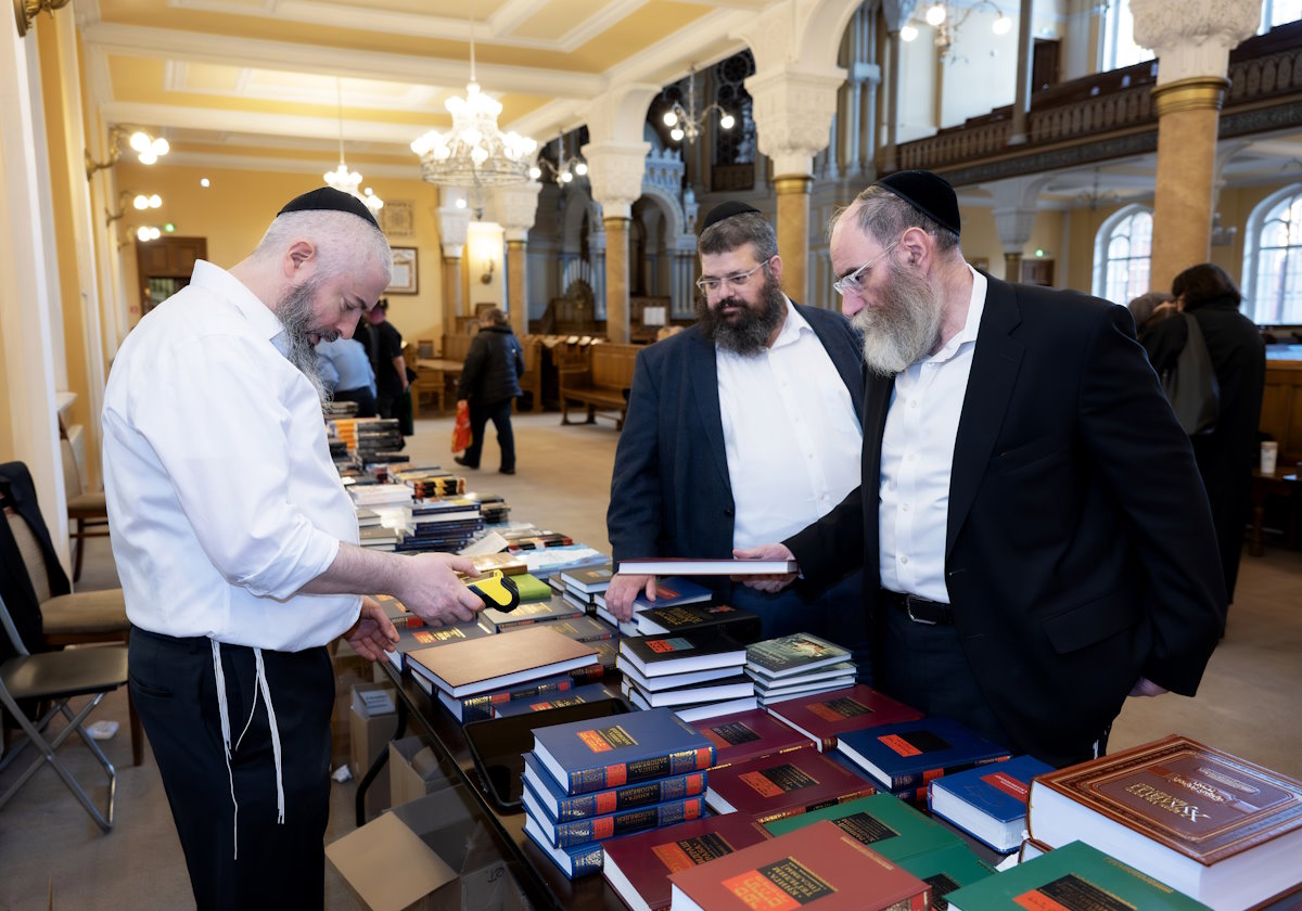 Главный раввин Петербурга М. М. Певзнер на Дне еврейской книги