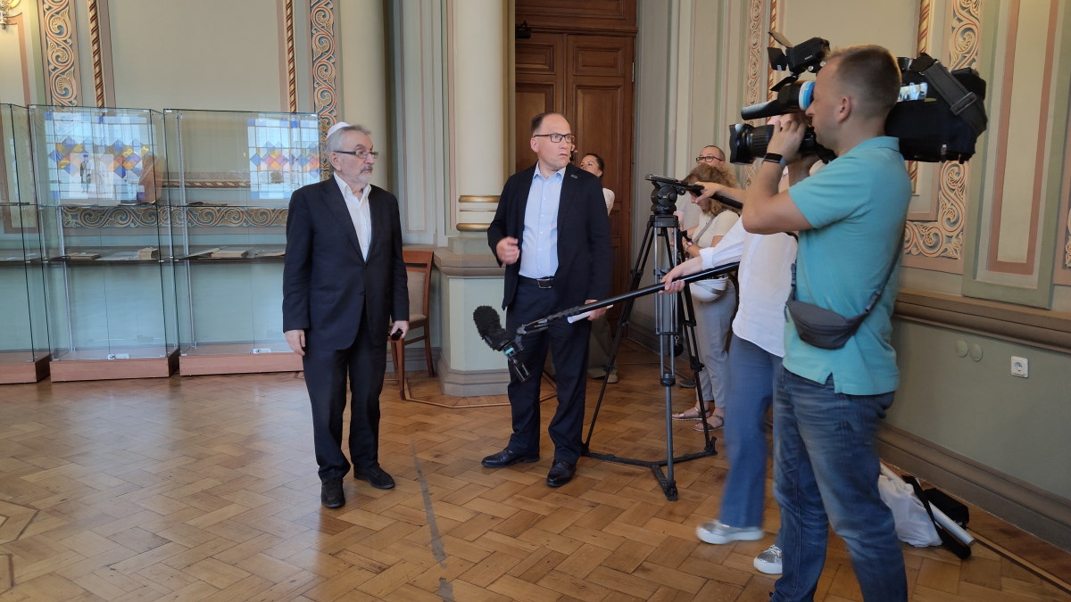 Съемки сюжета НТВ в Синагоге. Интервью дает председатель еврейской общины Петербурга Марк Грубарг