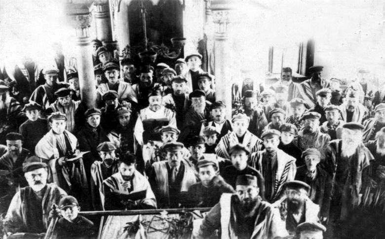 В синагоге в Смиловичах. 1920-е